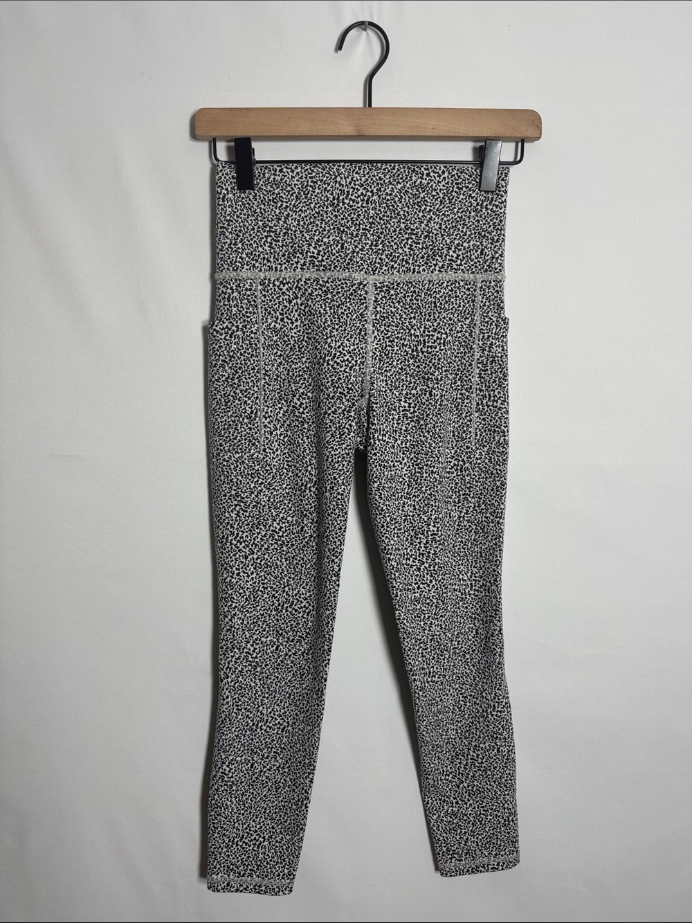 WAP90 {Athleta} "Salutation Stash II Textured Tight" Black White Print Leggings